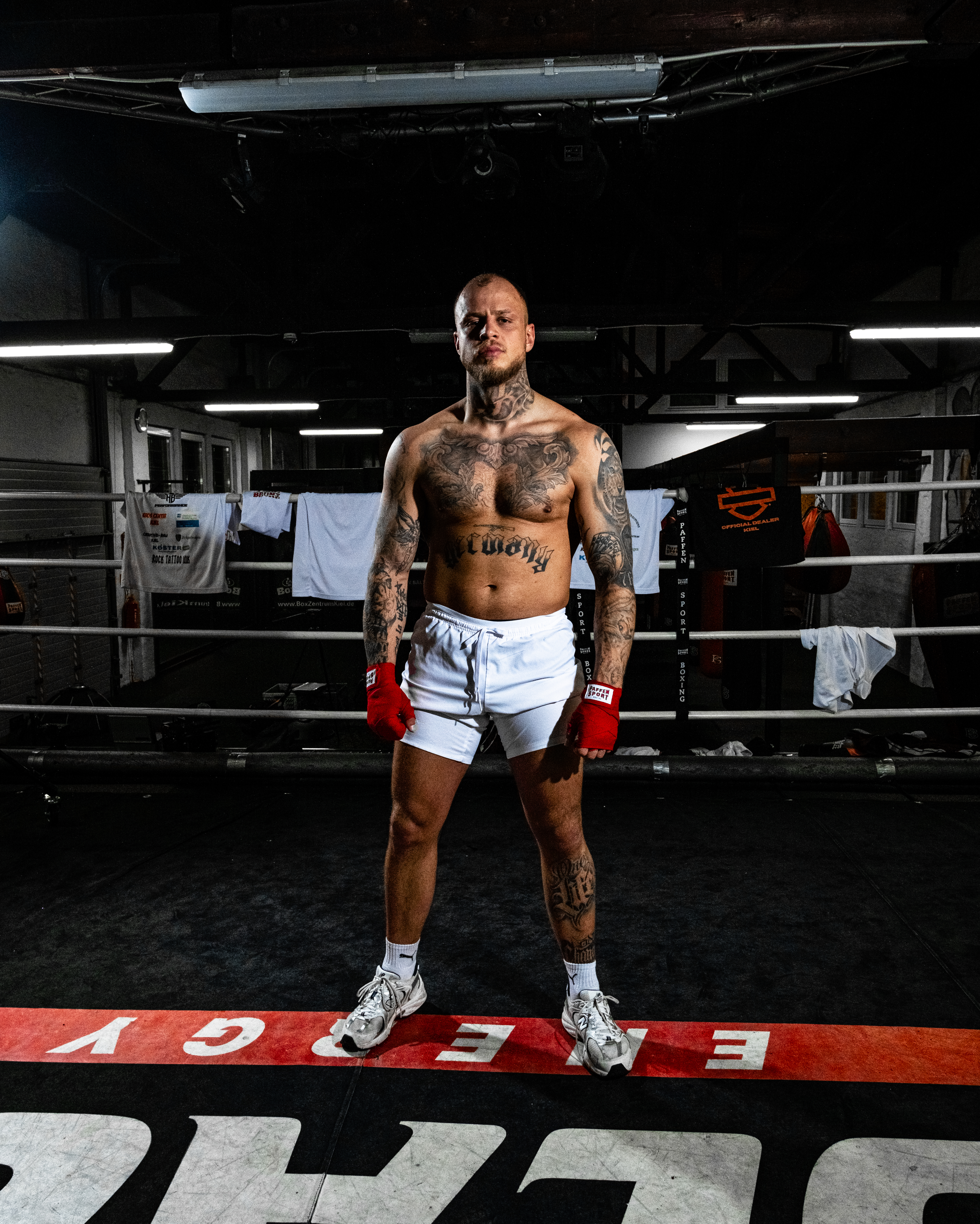 Hannes Brune — Rote Handschuhe