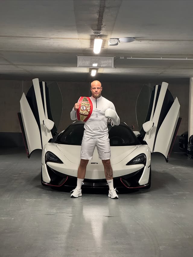 Hannes Brune mit Titelgürtel